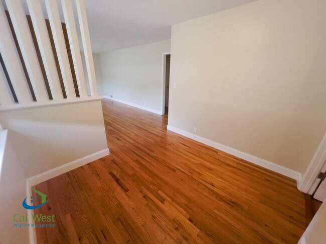 Building Photo - $2,695 - 2 BR/1BA Duplex-Downtown Willow G...
