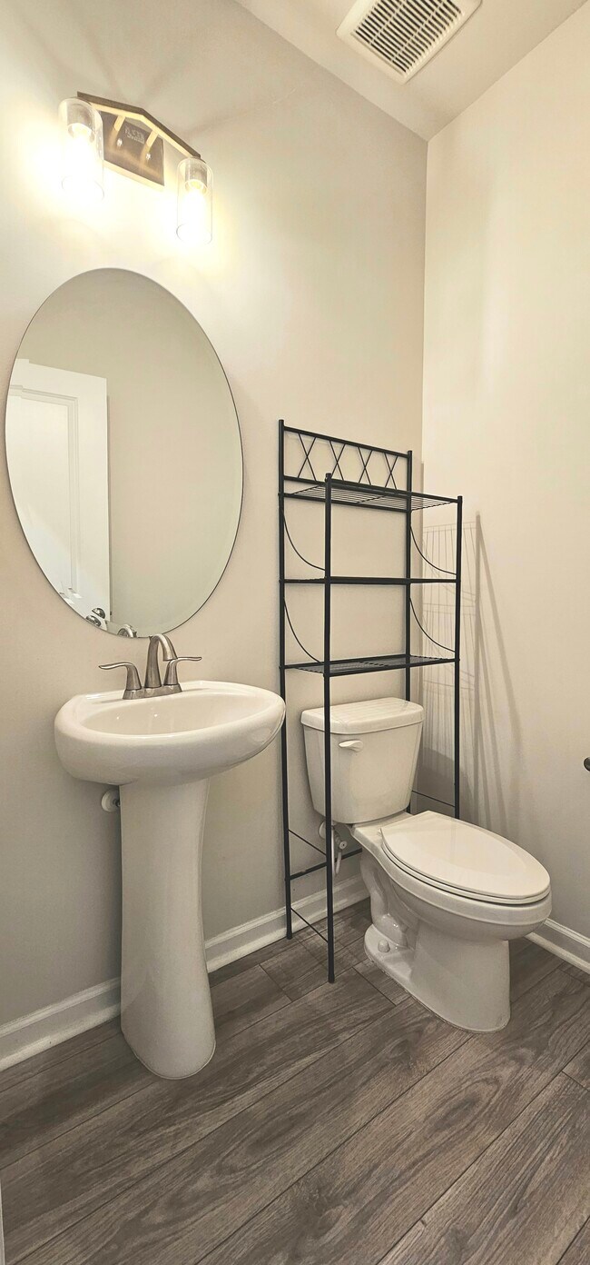 Building Photo - 904 Kinsey Aly