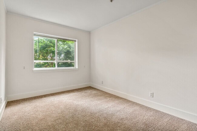 Building Photo - Uptown 2 bedroom 1 bath with garage parkin...