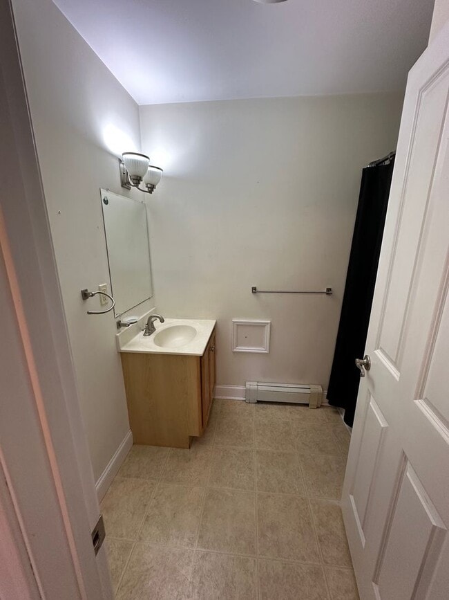 Building Photo - Beautiful Townhouse in NEW NORTH END Burlington 3BD/4BA