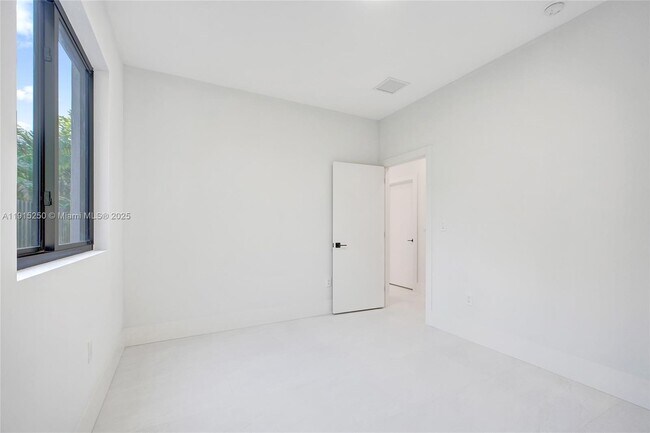 Building Photo - 119 NE 118th St