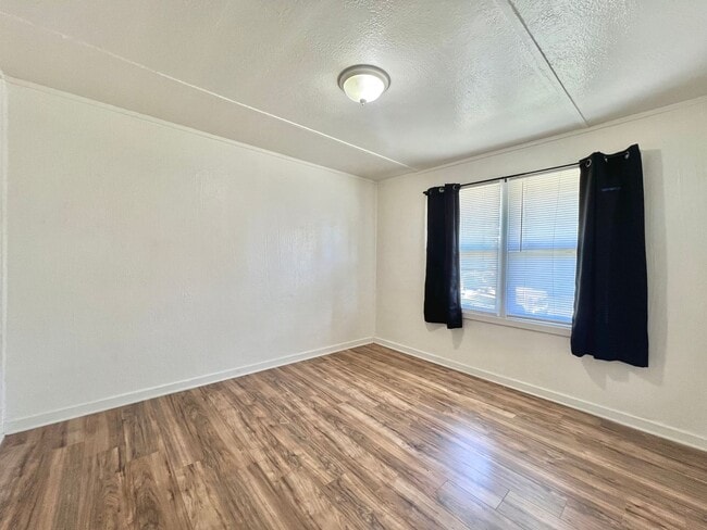 Building Photo - 2 Bedroom Home with Spacious Backyard