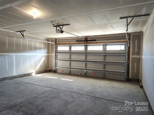 Building Photo - 3247 Crawford Ave