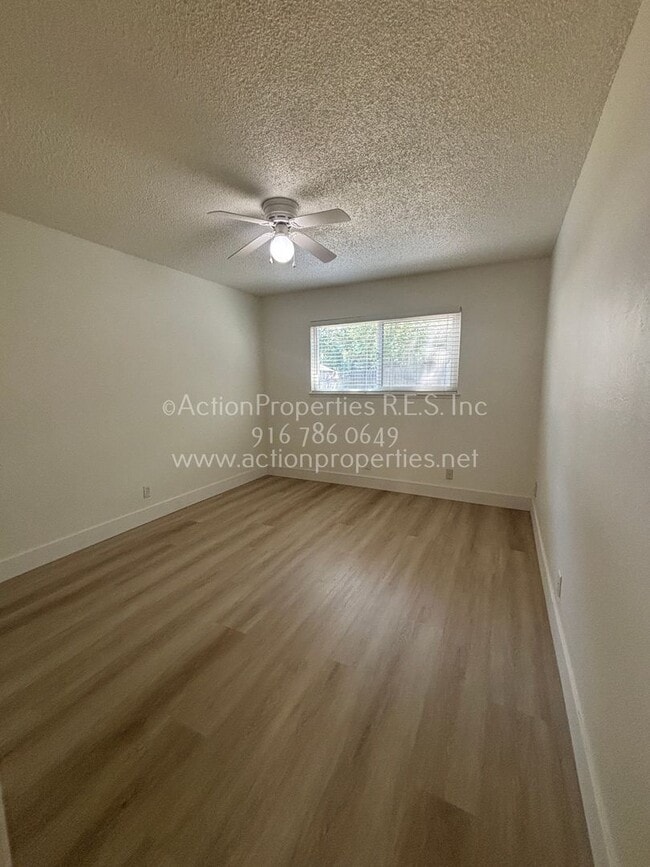 Building Photo - 2 Bedroom Duplex, all new, Central Heat an...