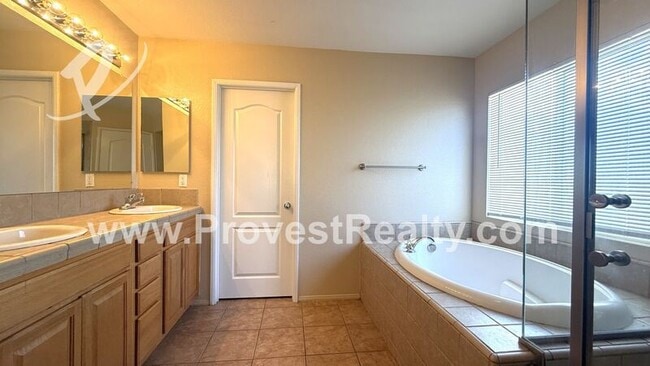 Building Photo - 9495 Apricot Ct
