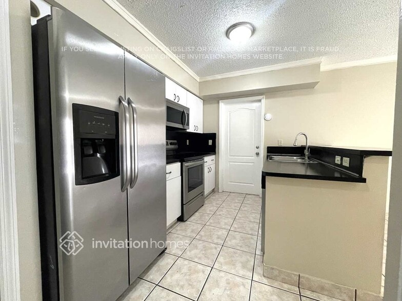 Building Photo - 9280 SW 154th Ct