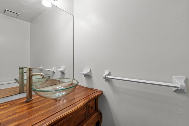 Building Photo - Beautiful 2-Bed, 2.5-Bath Home with Spacio...