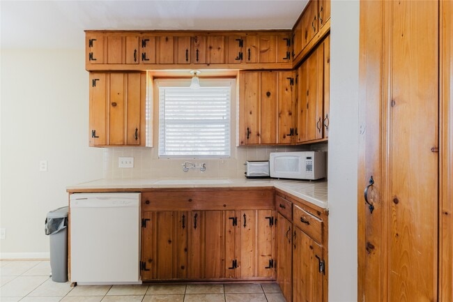 Building Photo - 5210 De Lange Ln