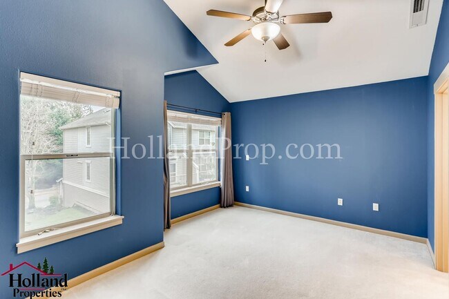 Building Photo - Pet free 3 bedroom Home with natural light...