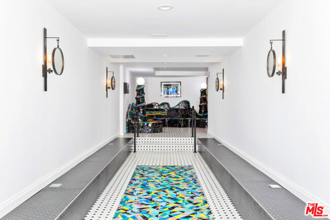 Building Photo - 440 S Roxbury Dr
