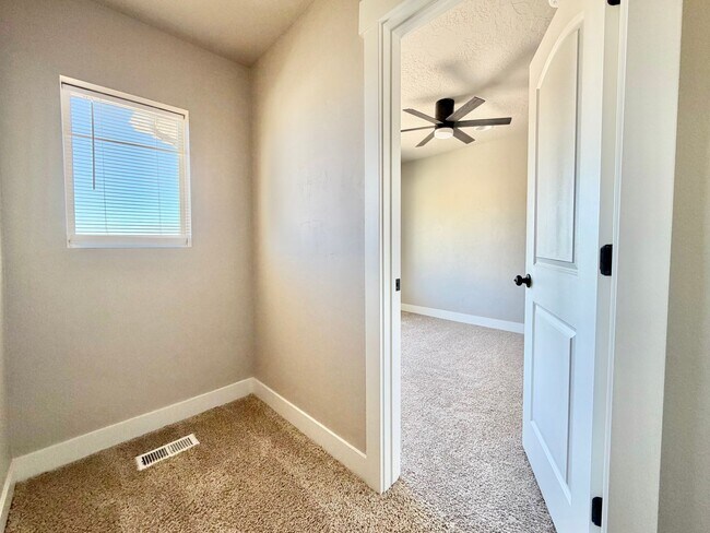 Building Photo - 673 W Beth Cir
