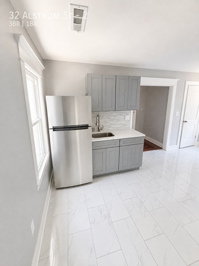 Building Photo - 32 Alstrum St