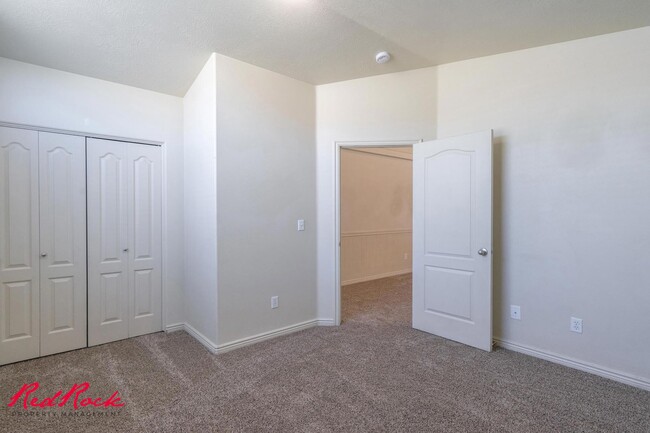 Building Photo - Fresh Carpet! Spacious 5-Bedroom Townhome