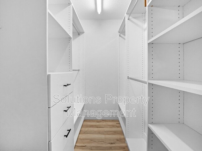 Building Photo - 751 Greenwood Manor Cir