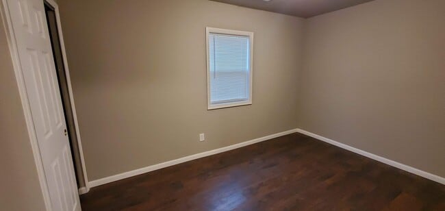 Building Photo - Large Floor Plan