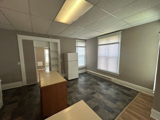 Building Photo - 306 N Main St