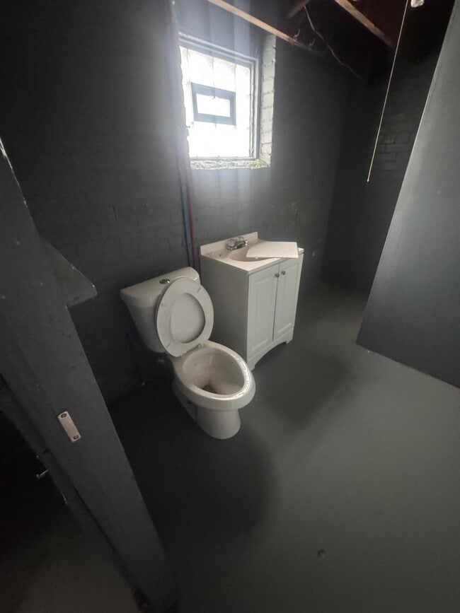 Building Photo - 15827 Tracey St