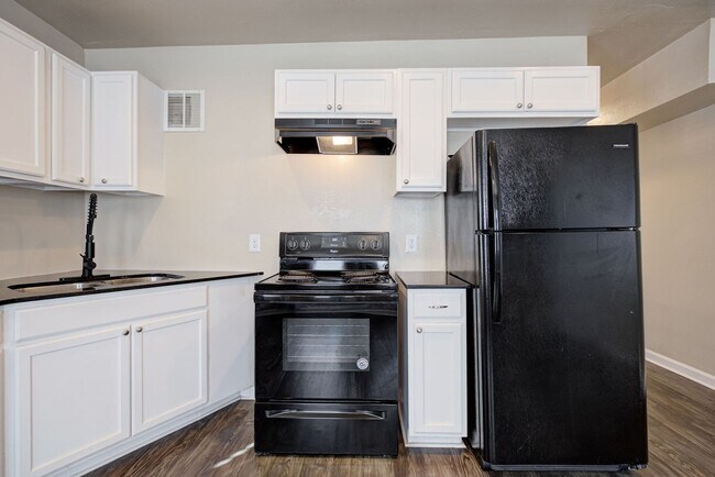 Building Photo - Bright & Stylish 2-Bedroom Close to the Plaza District