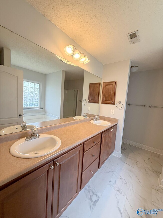 Building Photo - 211 High Green Dr