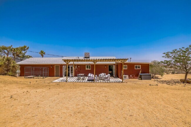 Building Photo - 3 Bedroom 1.5 Bath Modern Farmhouse near JT National Park * MOVE IN SPECIAL*