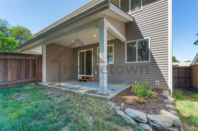 Building Photo - 3 Bedroom 3 Bathroom Home with Attached Ga...
