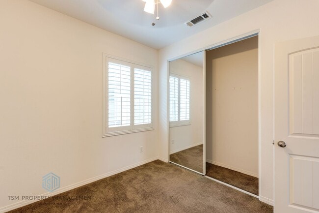 Building Photo - Spacious 3 Bed 2.5 Bath Condo in Orange!