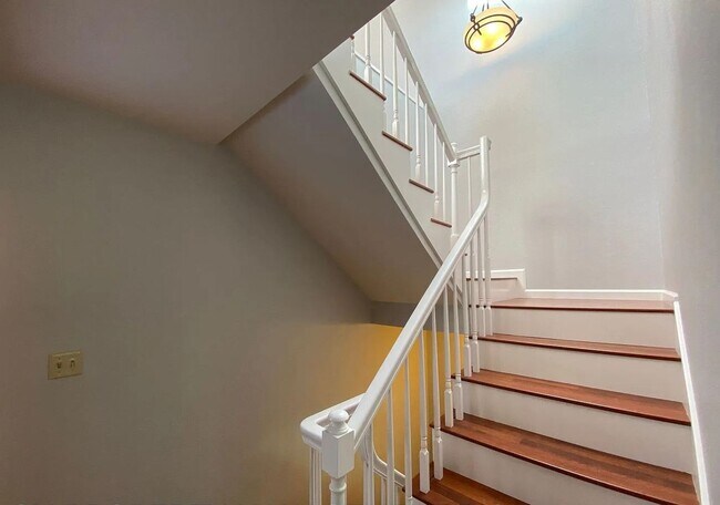 Building Photo - CAMPBELL - Spacious townhome with central ...