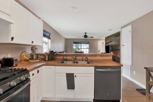 Building Photo - 3 Bed 2 Bath Home in Desired Neighborhood in West Pensacola