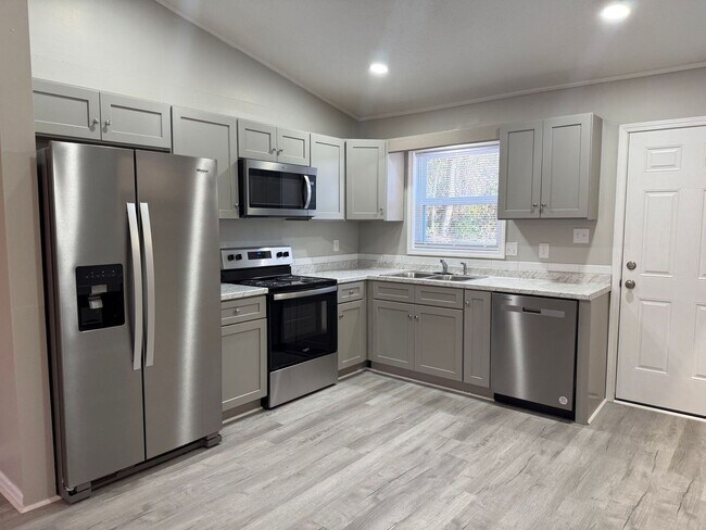 Building Photo - Remodeled 2 bedroom 2 bath duplex,