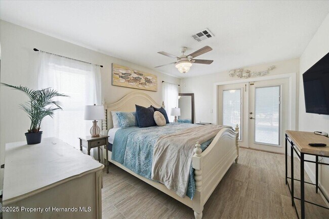 Building Photo - 4262 Biscayne Dr