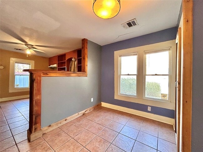 Building Photo - 1112 W 3rd St