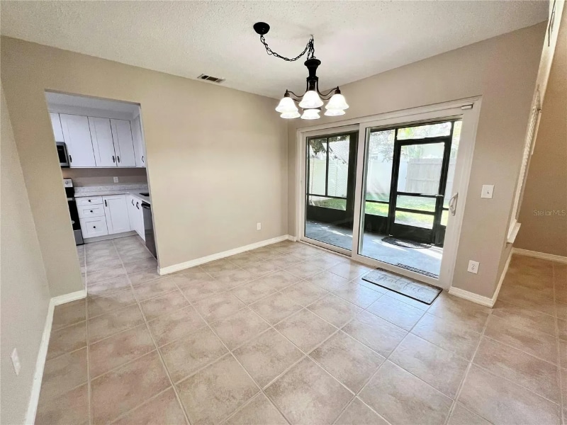 Building Photo - 3145 Chatsworth Ln