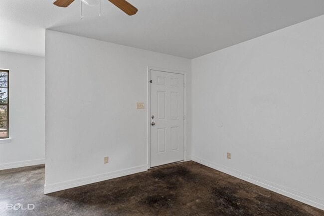 Building Photo - 1719 Lakeshore Dr