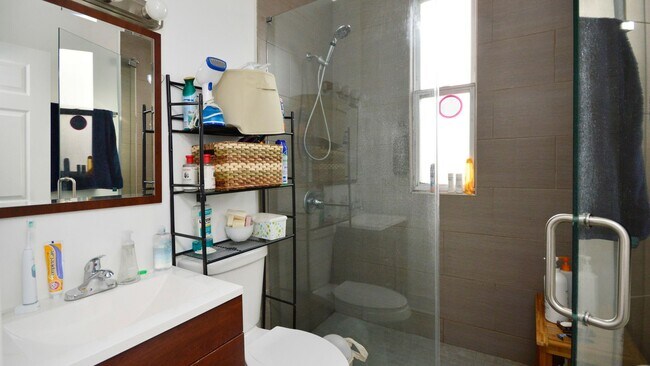 Building Photo - Large 2bd/ + Den/1bth Updated, in West Town, Avail 8/1!