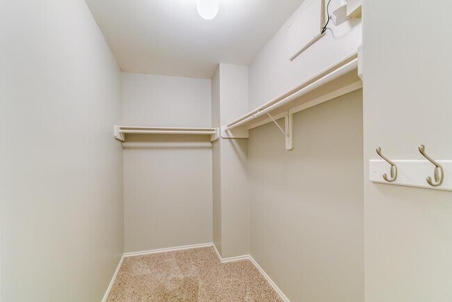 Building Photo - 914 W Heights Hollow Ln