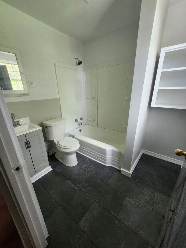Building Photo - Lower 3 bedroom unit East side