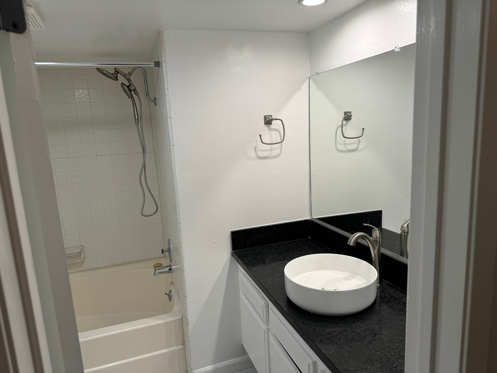 shower open - 2700 Cahuenga Blvd E