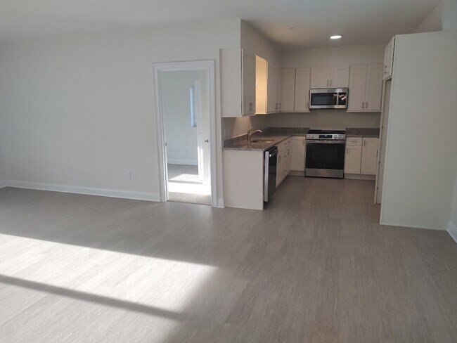 Building Photo - 10 Franklin Ave