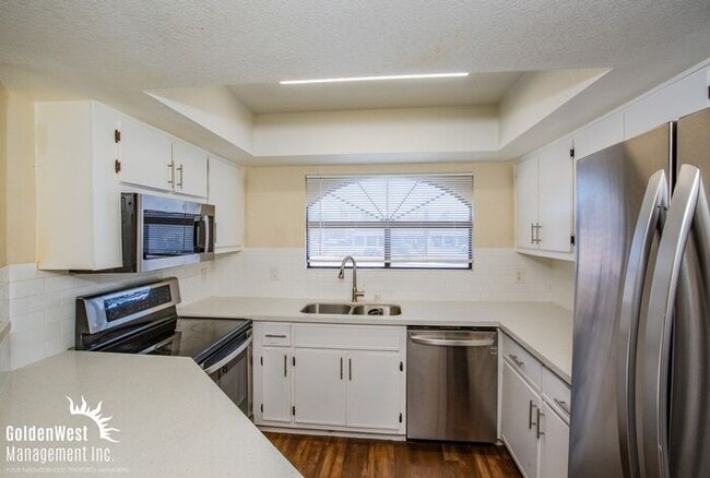 Building Photo - Newly Renovated 3Bdm 2Ba Condo Conveniently Located