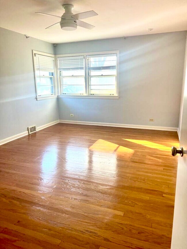 Building Photo - 6537 N Knox Ave