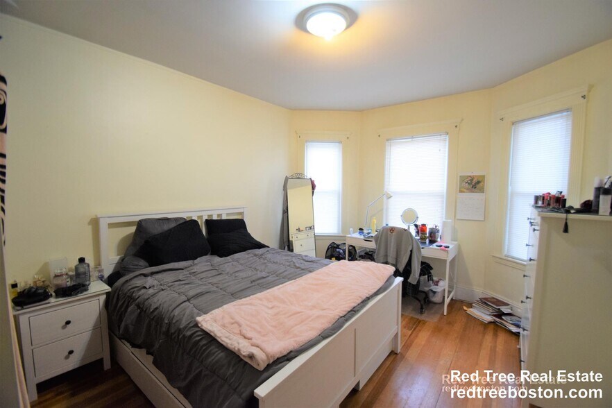 Building Photo - 44 Easton St