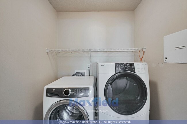 Building Photo - Townhouse 4BD 3.5BA NEW CARPET - east of I...