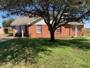 Building Photo - Newly refreshed 2BD/2BA duplex in Eagle La...