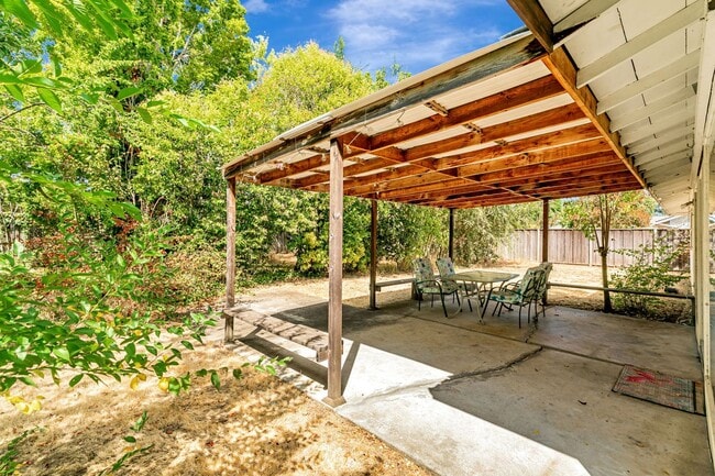 Building Photo - Classic Ranch Style Home in Top School Dis...