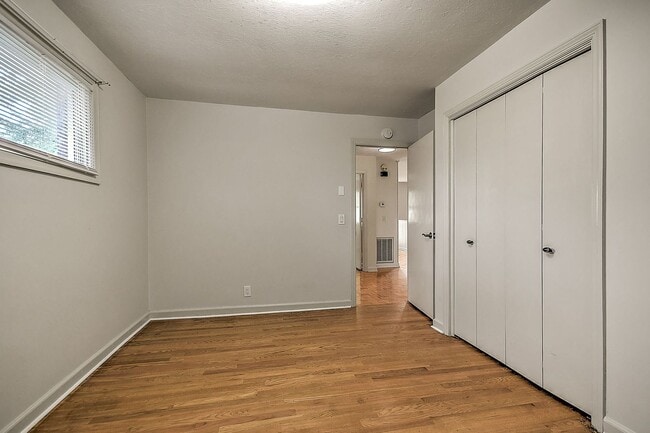 Building Photo - 1808 Sherwood Pl