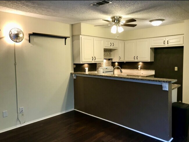 Building Photo - 11699 Village Pl Dr