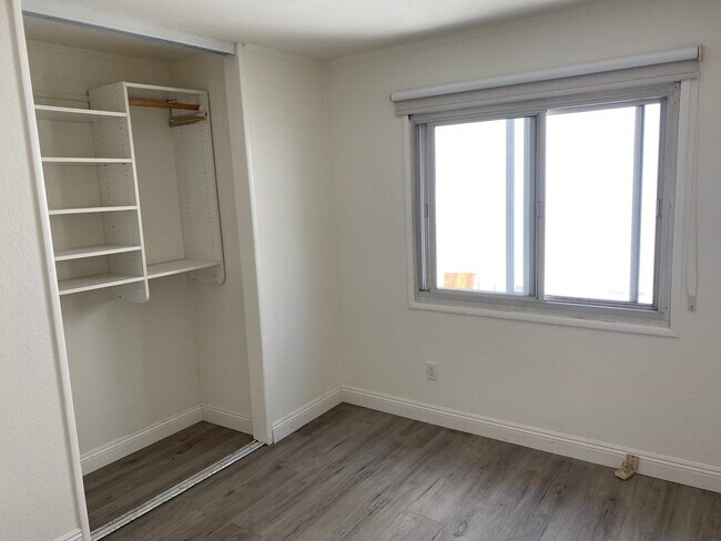 Building Photo - 713 Huntley Dr