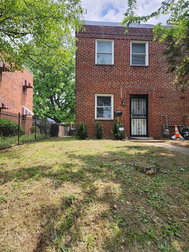 Building Photo - Charming 2BR Home in Lily Ponds NE DC – Ac...