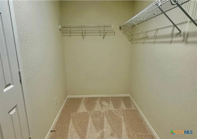 Building Photo - 452 Lynwood Gold