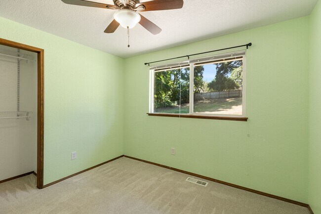 Building Photo - Huge fully fenced dog yard! RV/Boat extra parking! 4 bdrm 2.25 bath. Minutes to I-5, Everett Mall...